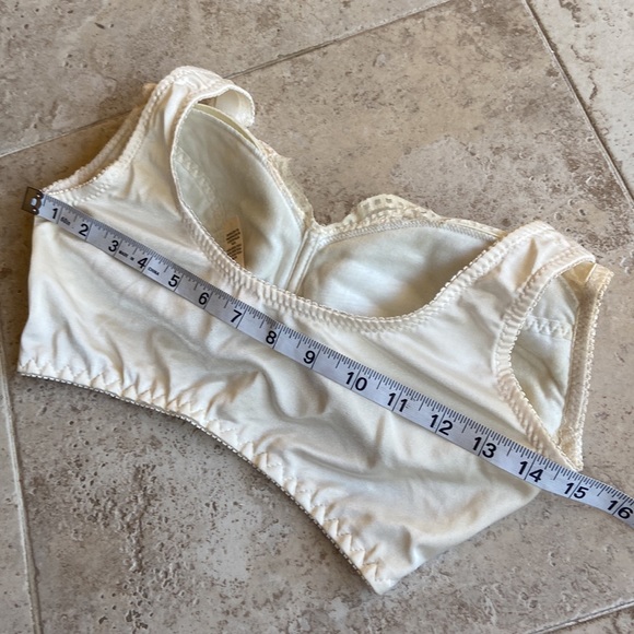 Rhonda Shear Women's Pin-Up Lace Leisure Cream Bra with Removable Pads - Picture 9 of 12